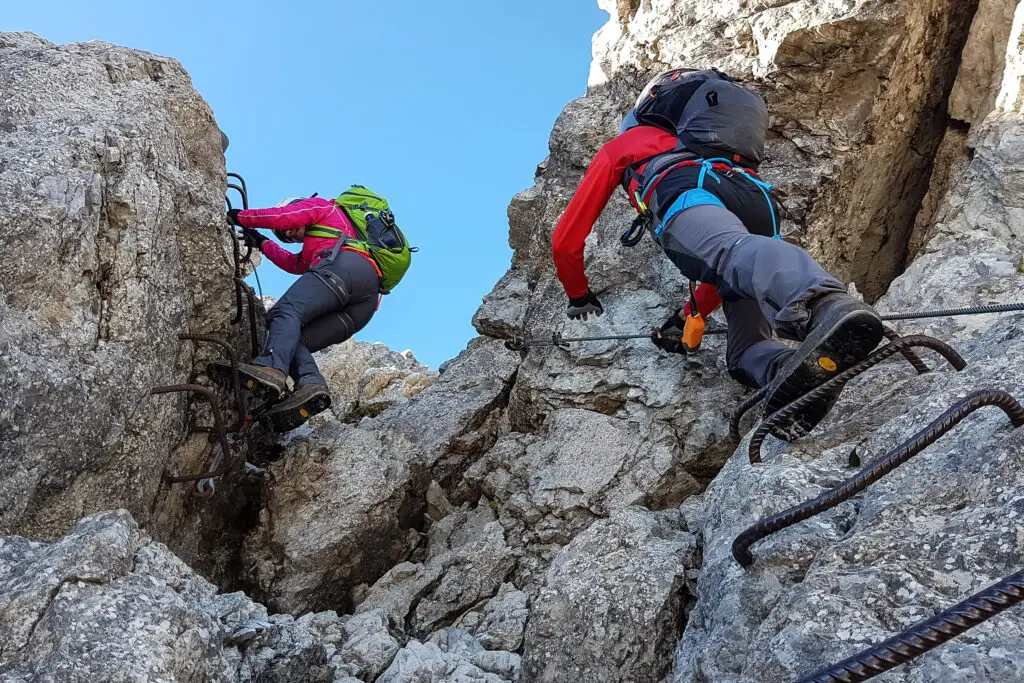 Kletterer unterwegs auf dem Mindelheimer Klettersteig in den Alpen